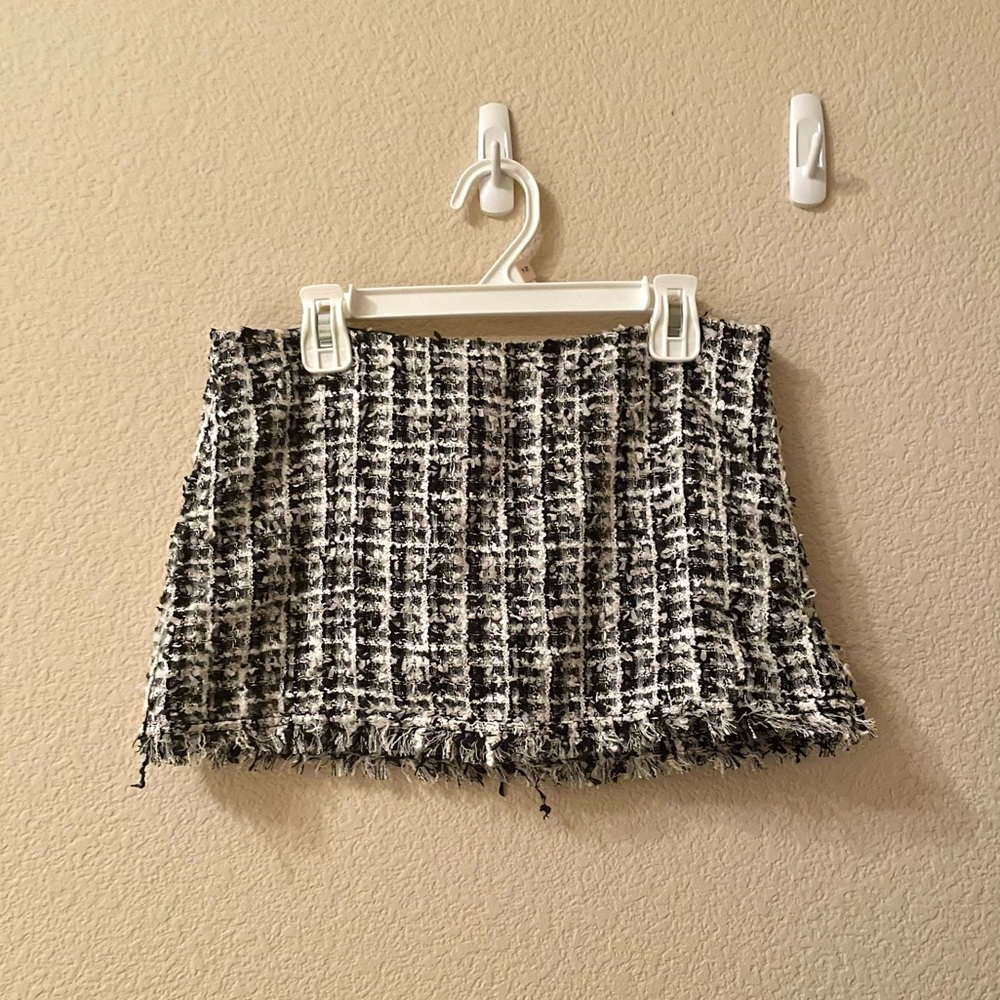 EUC Japanese brand Rienda tweed mini skort/sukapan in black and white
